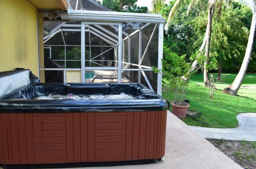 Jupiter Waterfalls - Newly Updated - Tiki Hut, Fire Pit, Kitchen, Pool Heater And More المظهر الخارجي الصورة
